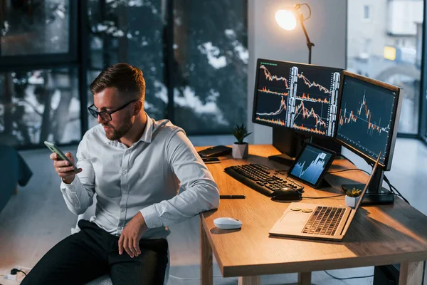 Trabajando Por Noche Joven Hombre Negocios Ropa Formal Está Oficina — Foto de Stock