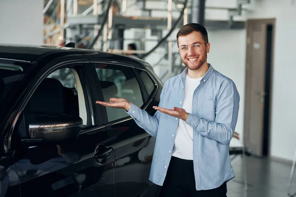 Uomo Successo Occhiali Piedi Vicino Auto Nuova Zecca Chiuso — Foto Stock