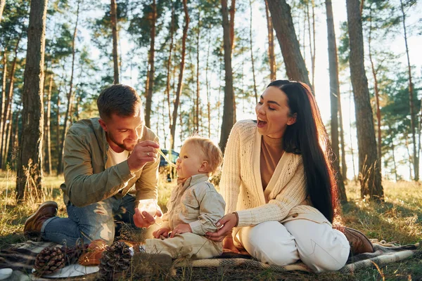 Lesie Szczęśliwa Rodzina Ojca Matki Córki — Zdjęcie stockowe