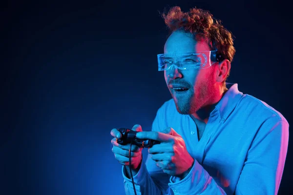 Plays Game Using Controller Neon Lighting Young European Man Dark — Stock Photo, Image