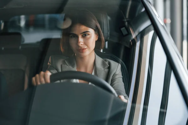 Vista Frontal Mujer Probando Auto Nuevo Sentado Interior Automóvil Moderno — Foto de Stock