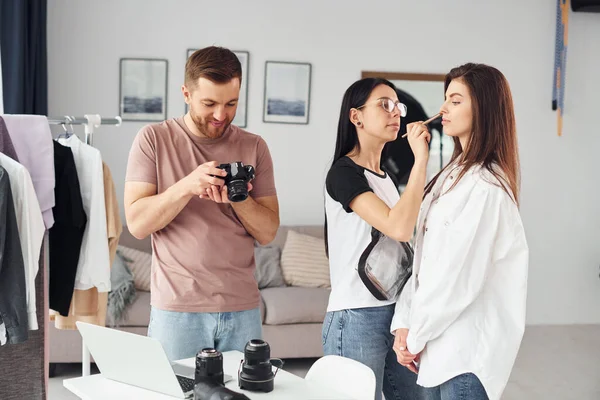 Model hazırlanıyor. Fotoğrafçılar gündüz vakti stüdyolarında çalışırlar..