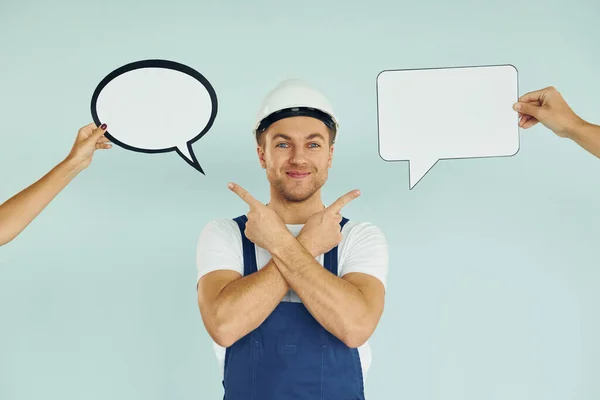 Witte Harde Hoed Blauw Uniform Man Studio Met Lege Tekens — Stockfoto