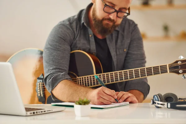 Practicando Habilidad Escribir Canciones Hombre Ropa Casual Con Guitarra Acústica — Foto de Stock