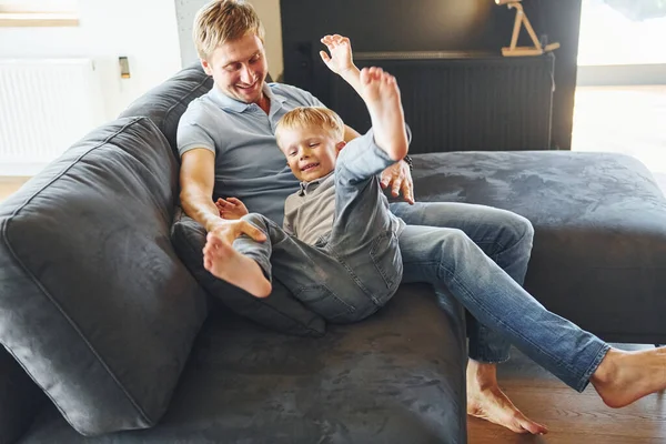 Jugar Divertirse Padre Hijo Están Juntos Casa —  Fotos de Stock