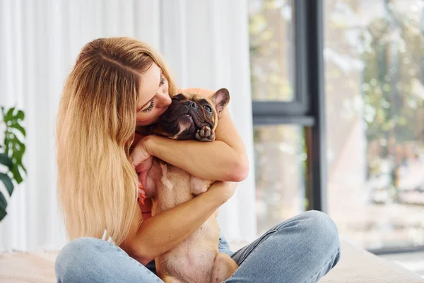 Abraçando Animal Estimação Mulher Com Cão Pug Está Casa Durante — Fotografia de Stock