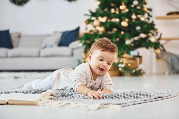 Der Weihnachtsbaum Dahinter Niedliches Kleines Baby Ist Drinnen Häuslichen Raum — Stockfoto