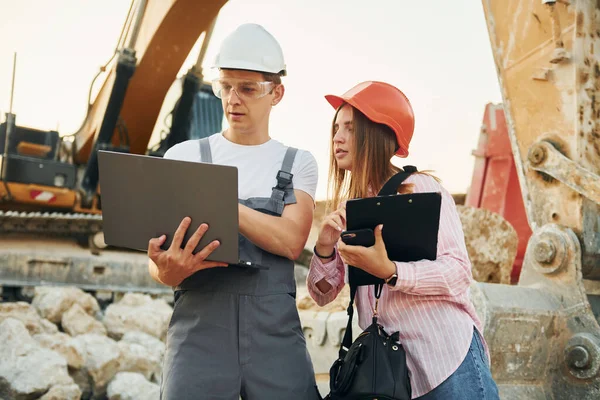 Mit Laptop Zwei Arbeiter Stehen Tagsüber Gemeinsam Auf Der Ausleihgrube — Stockfoto