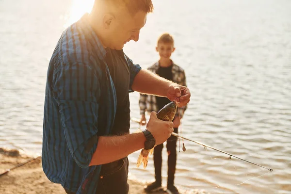 Hobi Kavramı Baba Oğul Yazın Birlikte Açık Havada Balık Avlıyorlar — Stok fotoğraf