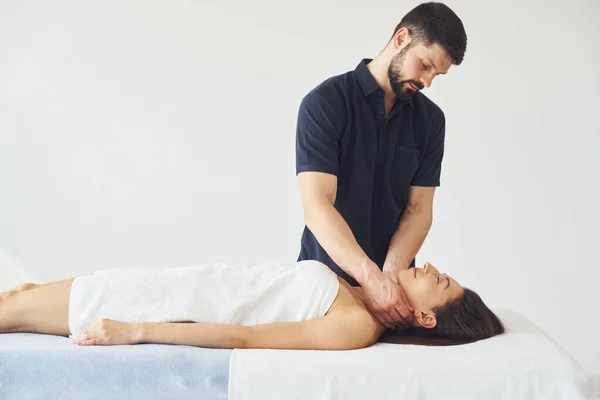 Massagem Cabeça Jovem Está Deitado Quando Homem Fazendo Procedimento Para — Fotografia de Stock