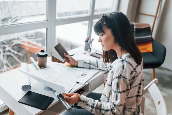 Jonge Vrouwelijke Freelance Medewerker Overdag Binnen — Stockfoto