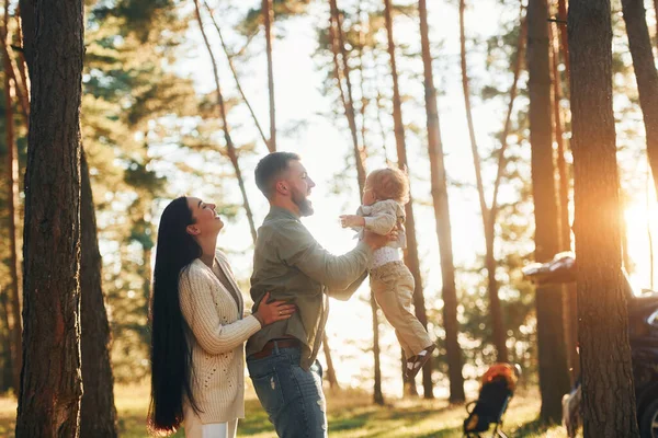 Dando Paseo Familia Feliz Padre Madre Hija Pequeña Está Bosque —  Fotos de Stock