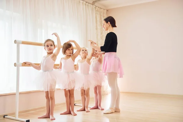 Trabalhar Com Treinador Pequenas Bailarinas Preparando Para Desempenho Praticando Movimentos — Fotografia de Stock