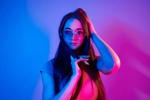 Uzun Kahverengi Saçlı Stüdyoda Neon Işığıyla Duran Şık Bir Genç — Stok fotoğraf
