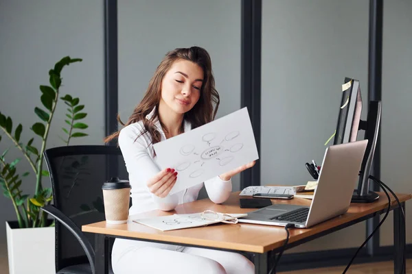 Met Laptop Jonge Volwassen Vrouw Formele Kleding Binnen Het Kantoor — Stockfoto