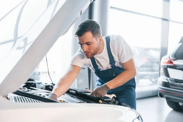 Kvalitní Služby Mladý Muž Bílé Košili Modré Uniformě Opravy Automobilů — Stock fotografie