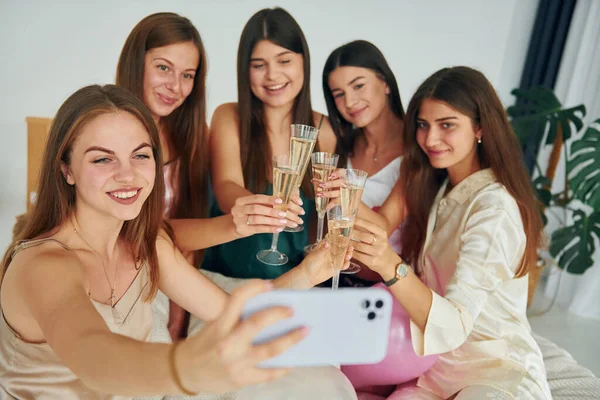 Segurando Óculos Com Bebida Grupo Mulheres Felizes Que Está Uma — Fotografia de Stock