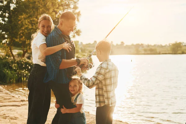 Concezione Vacanza Padre Madre Con Figlio Figlia Sulla Pesca Insieme — Foto Stock