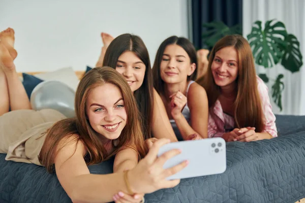 Deitado Cama Com Smartphone Grupo Mulheres Felizes Que Está Uma — Fotografia de Stock