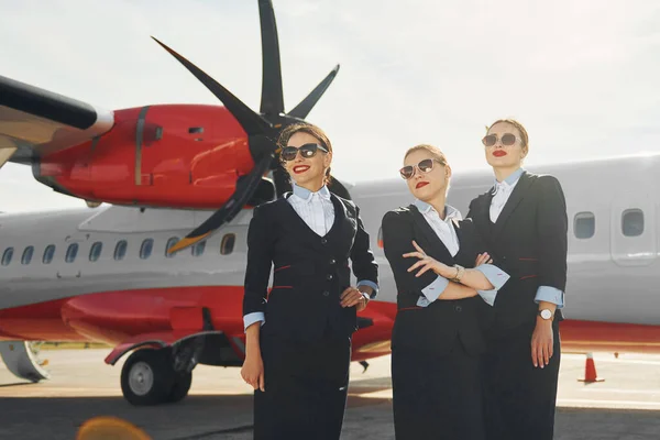 Три Стюардеси Екіпаж Працівників Аеропорту Літаків Формальному Одязі Стоїть Відкритому — стокове фото
