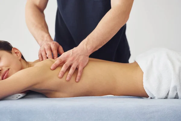 Pele Limpa Jovem Mulher Está Deitada Quando Homem Fazendo Massagem — Fotografia de Stock