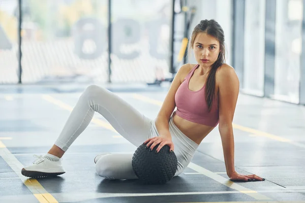 Fitness Topuyla Nce Vücutlu Güzel Bir Kadın Spor Salonunda — Stok fotoğraf