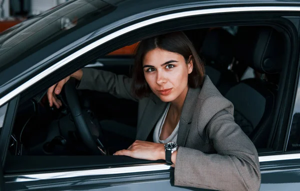 Mujer Probando Auto Nuevo Sentado Interior Automóvil Moderno — Foto de Stock