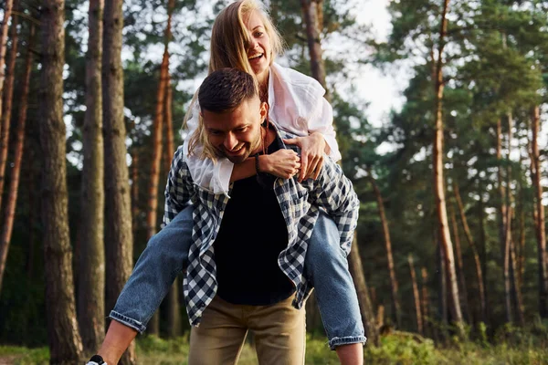 Mujer Está Montando Hombre Pareja Feliz Está Aire Libre Bosque —  Fotos de Stock