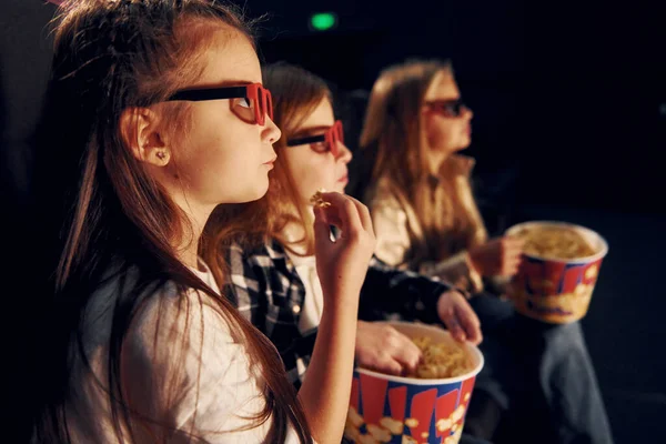 Widok Boku Grupa Dzieci Siedzi Kinie Ogląda Razem Film — Zdjęcie stockowe