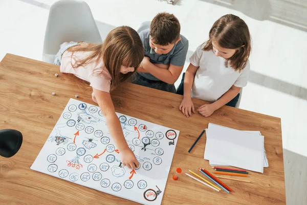 Paso Paso Juego Niños Divirtiéndose Habitación Doméstica Durante Día Juntos — Foto de Stock