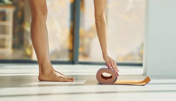 用垫子拍手的近景 穿着运动服的妇女在室内做瑜伽 — 图库照片