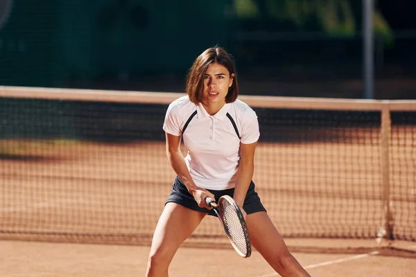Listo Para Juego Jugadora Tenis Femenina Está Cancha Durante Día — Foto de Stock