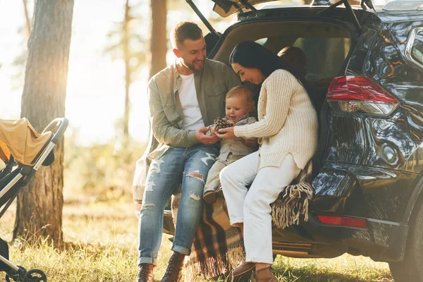 Assis Sur Dos Automobile Heureuse Famille Père Mère Petite Fille — Photo