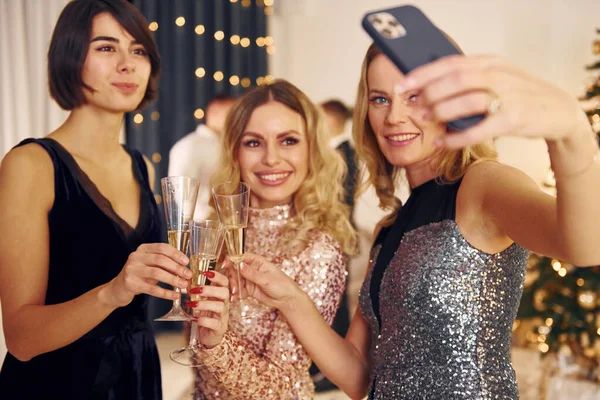 还喝了杯酒一群人一起在室内举行新年晚会 — 图库照片