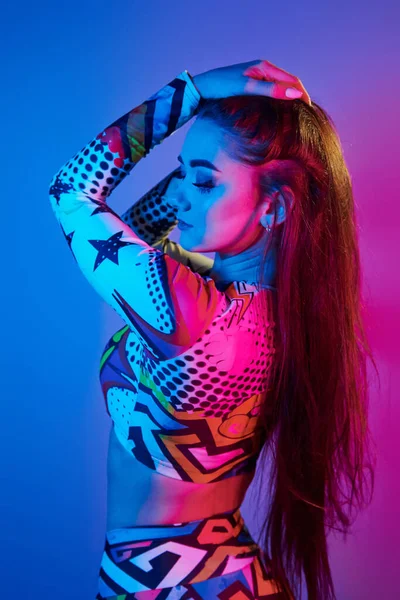 Renkli Elbiseli Kendine Güvenen Bir Kadın Stüdyoda Neon Işığıyla Bekliyor — Stok fotoğraf