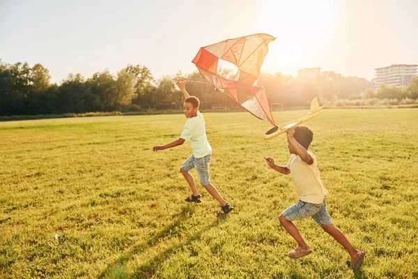 Running Kite Two African American Kids Have Fun Field Summer — Stock Photo, Image