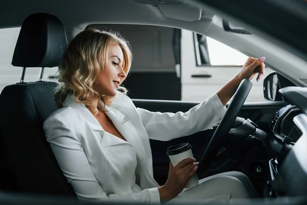 Sätt Dig Bilen Kvinnan Formella Kläder Inomhus Autosalongen — Stockfoto