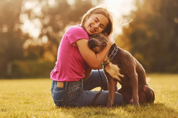 Obejmout Psa Žena Neformálním Oblečení Pitbull Venku — Stock fotografie