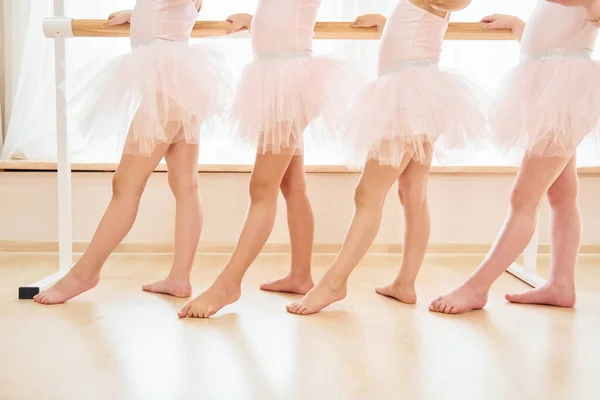 Крупним Планом Маленькі Балерини Готуються Виступу Практикуючи Танцювальні Рухи — стокове фото