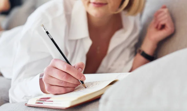 Middelbare Leeftijd Vrouw Elegante Kleren Thuis Schrijven Notitieblok — Stockfoto