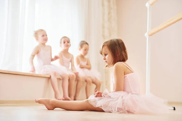 Üben Auf Dem Boden Kleine Ballerinen Bereiten Sich Auf Auftritt — Stockfoto