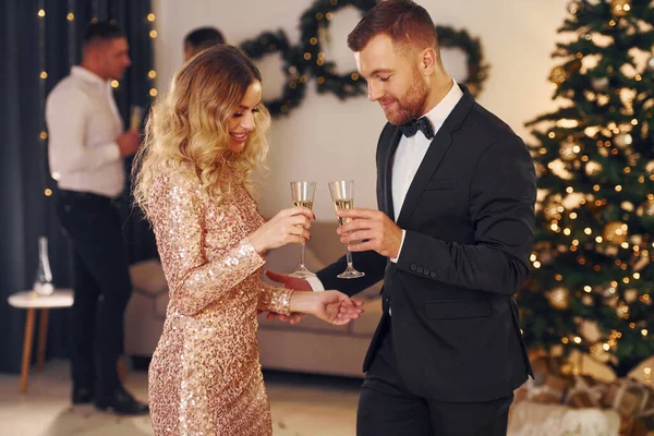 Casal Jovem Grupo Pessoas Têm Uma Festa Ano Novo Dentro — Fotografia de Stock