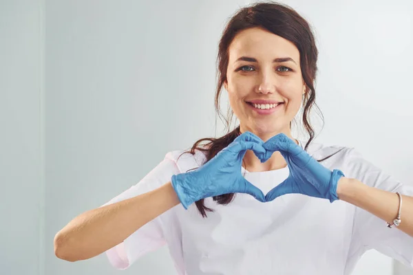 Gesto Forma Coração Retrato Dentista Profissional Sexo Feminino Com Equipamentos — Fotografia de Stock