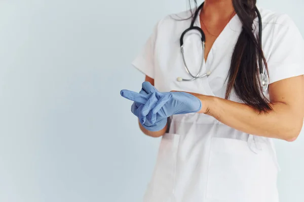 Vista Perto Jovem Médica Uniforme Está Dentro Casa — Fotografia de Stock