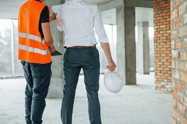 Konzeption Von Teamwork Mann Anzug Und Handwerker Orangefarbener Schutzkleidung Arbeiten — Stockfoto