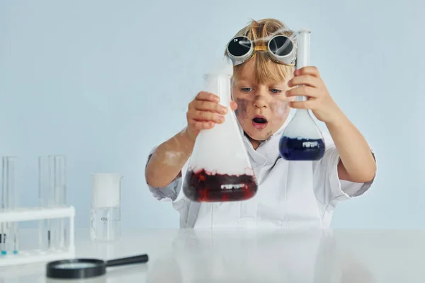 Laboratuvarda Ekipman Kullanarak Bilim Adamını Oynayan Ceketli Ürkek Bir Çocuk — Stok fotoğraf
