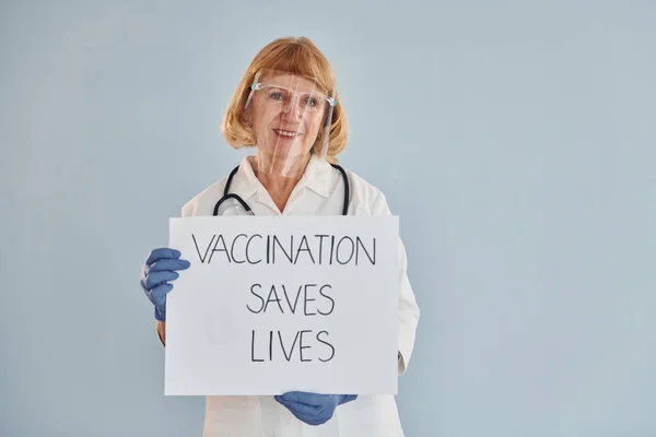 Vaccination Räddar Liv Banner Senior Kvinnlig Läkare Vit Rock Står — Stockfoto