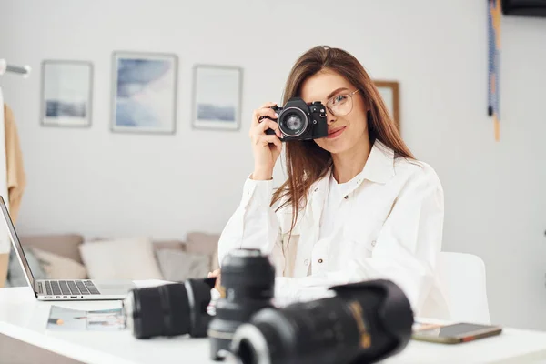 Günlük Kıyafetli Kadın Fotoğrafçı Gündüzleri Evde Çalışıyor — Stok fotoğraf