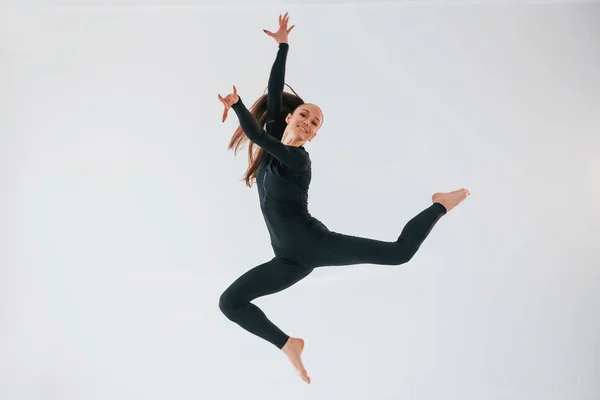 Професійні Вправи Молода Жінка Спортивному Одязі Займається Гімнастикою Приміщенні — стокове фото