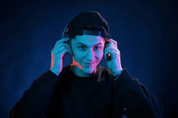 Guy Benutzt Kopfhörer Neonbeleuchtung Junger Europäischer Mann Ist Dunklen Studio — Stockfoto